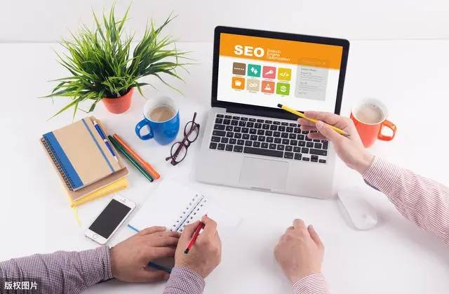 驴友爬山捡剧毒蛇后轮流抚摸