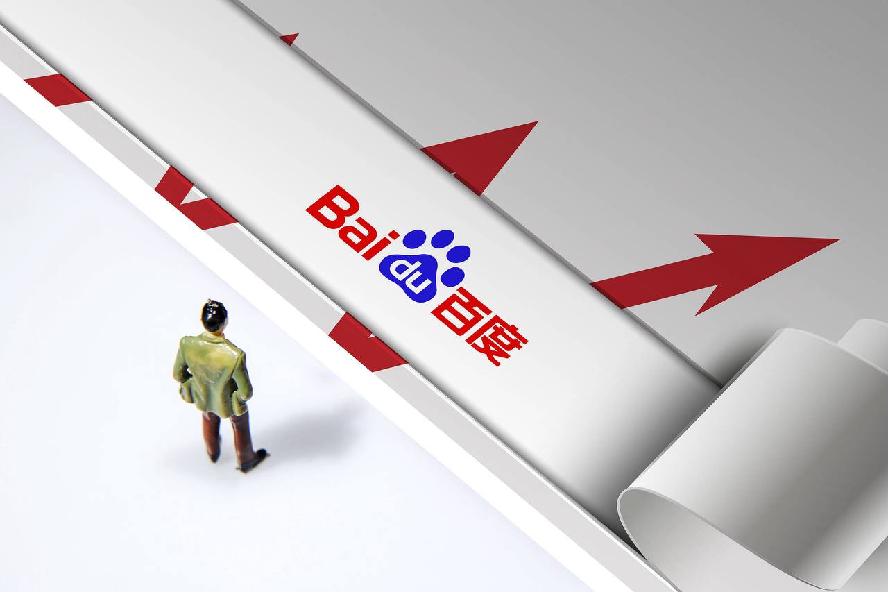 婴儿车侧翻女子飞扑挽救